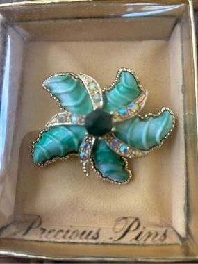 New Precious Pins Starfish Brooch embellished Sea gemstones